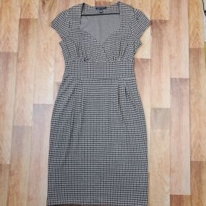 Banana Republic Stretch Black & White Sheath‎ Dress Sweetheart Neckline Fitted